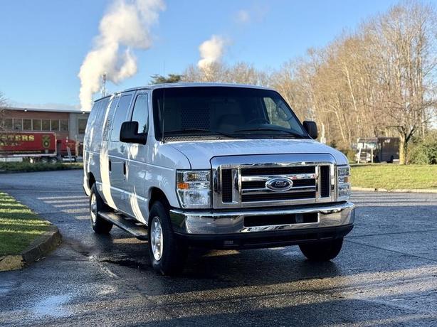 2008 Ford Econoline E-250 Super Duty Cargo Van image 2