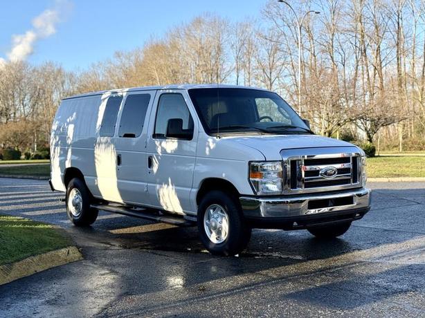 2008 Ford Econoline E-250 Super Duty Cargo Van image 1