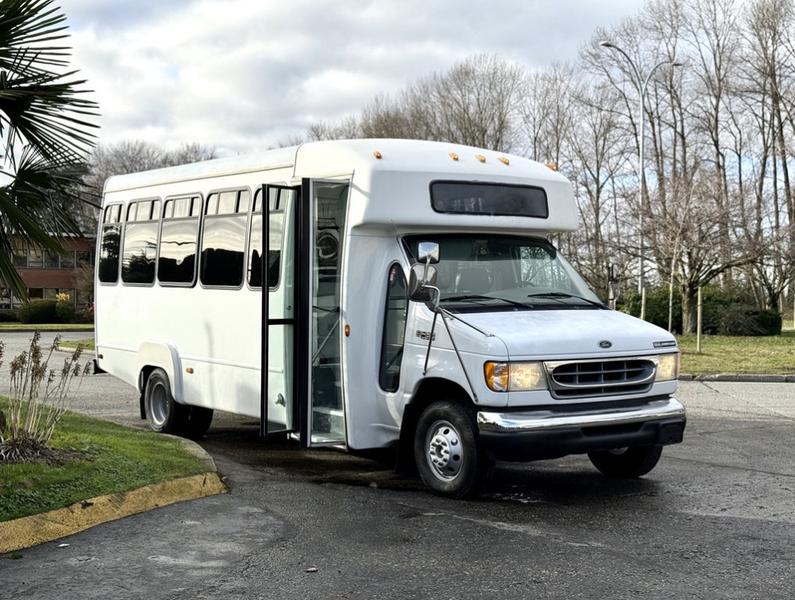 2002 Ford Econoline E-450 Super Duty 5-Passenger Bus with Wheelchair Lift display photo