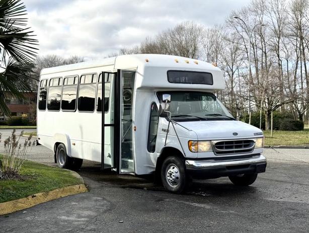 2002 Ford Econoline E-450 Super Duty 5-Passenger Bus with Wheelchair Lift image 1