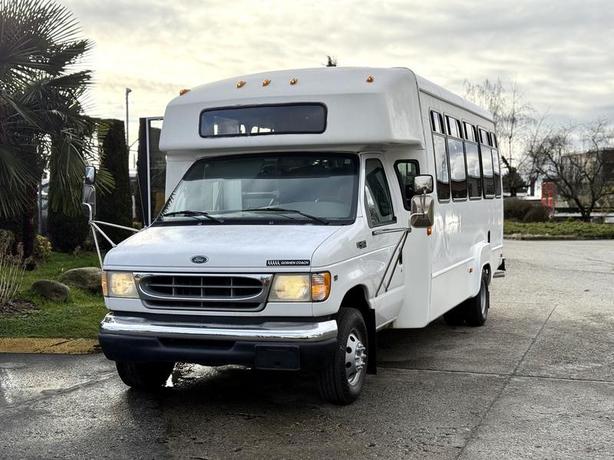 2002 Ford Econoline E-450 Super Duty 5-Passenger Bus with Wheelchair Lift image 4
