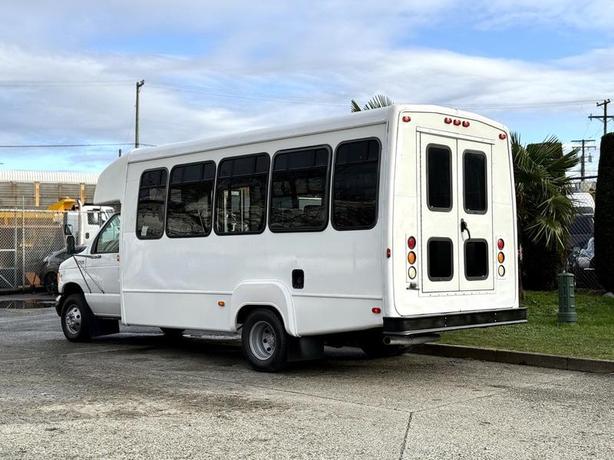 2002 Ford Econoline E-450 Super Duty 5-Passenger Bus with Wheelchair Lift image 7