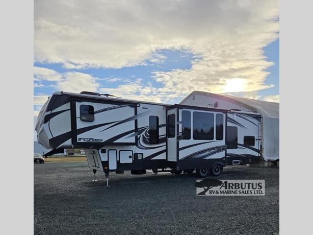 Used 2015 Keystone RV Fuzion 325 image 1