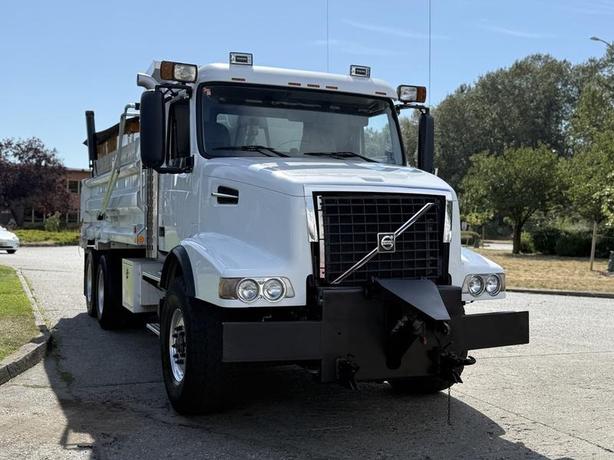2005 Volvo VND 18-Speed Diesel Dump Truck with Sander and Plow image 2