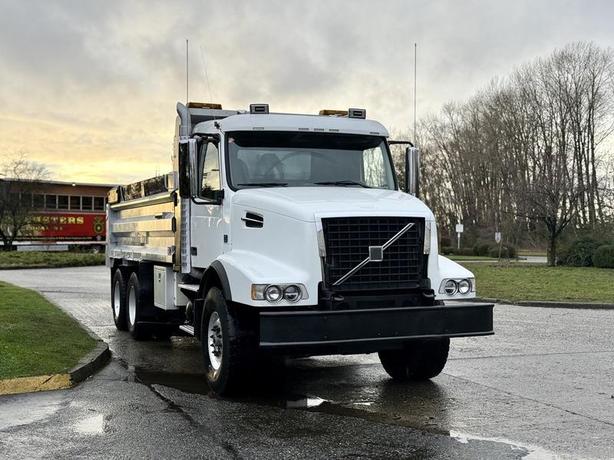 2009 Volvo VHD 6x4 Diesel Tandem Dump Truck with 16-Foot Box and 18-Speed image 3