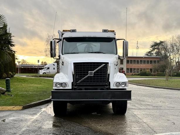 2009 Volvo VHD 6x4 Diesel Tandem Dump Truck with 16-Foot Box and 18-Speed image 4
