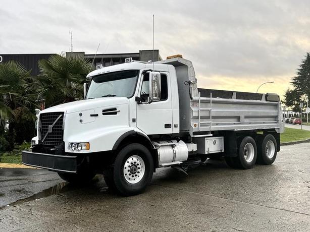 2009 Volvo VHD 6x4 Diesel Tandem Dump Truck with 16-Foot Box and 18-Speed image 6