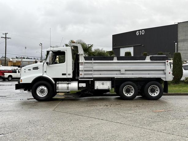 2009 Volvo VHD 6x4 Diesel Tandem Dump Truck with 16-Foot Box and 18-Speed image 7