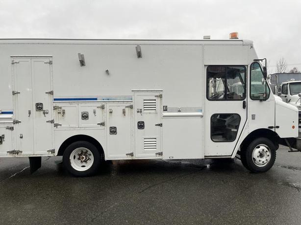 2012 Workhorse W62 Work Shop Step Van image 2