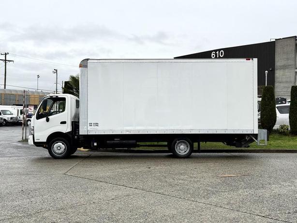 2020 Hino 195 20-Foot Cube Van with Power Tail Gate image 6