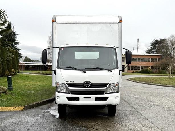 2020 Hino 195 20-Foot Cube Van with Power Tail Gate image 3