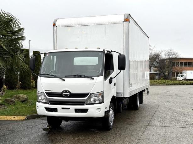 2020 Hino 195 20-Foot Cube Van with Power Tail Gate image 4