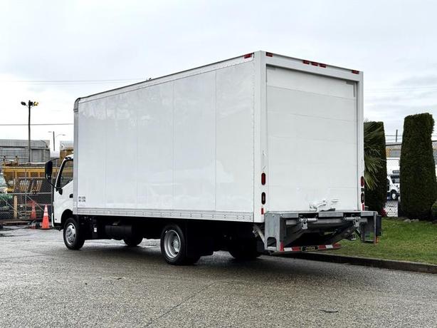 2020 Hino 195 20-Foot Cube Van with Power Tail Gate image 7