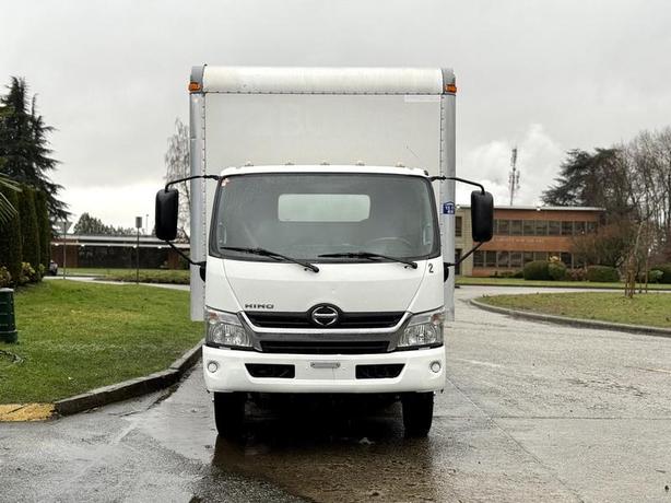 2018 Hino 195 20-Foot Cube Van with Power Tail Gate image 3