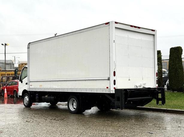 2018 Hino 195 20-Foot Cube Van with Power Tail Gate image 7