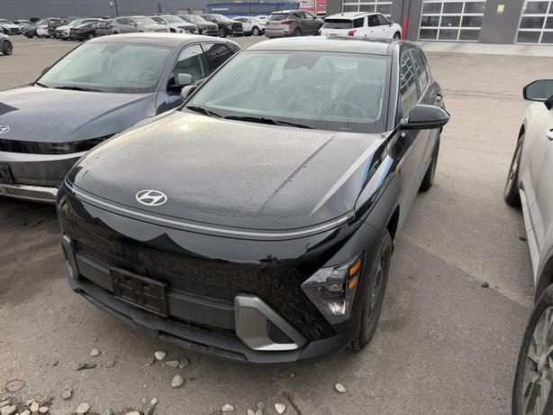 2025 Hyundai Kona Essential LOW KMS! NO ACCIDENT! ONE OWNER! image 2