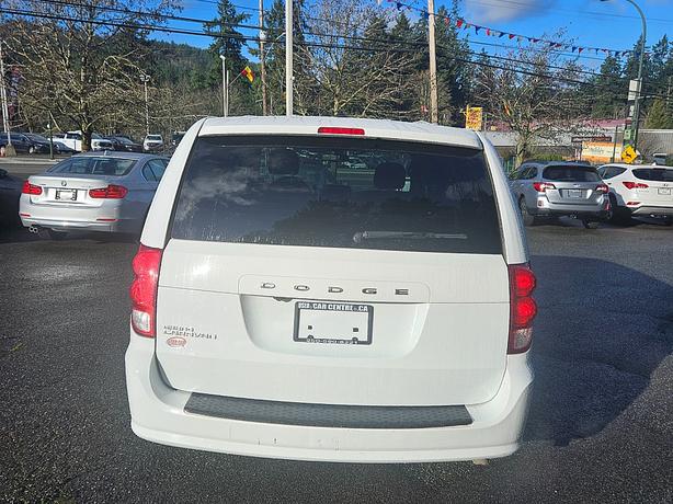 2017 Dodge  Grand Caravan SE image 5