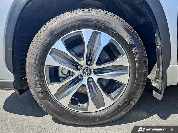 2022 Toyota Highlander Hybrid XLE AWD | Adaptive Cruise Control! clearance image 6