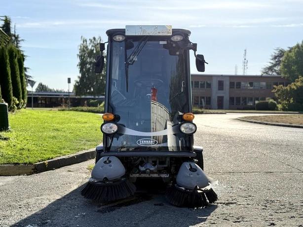 2015 Tennant 636 Green Machine Compact Sweeper image 3