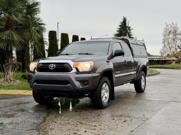 2015 Toyota Tacoma SR5 4X4 with Canopy image 4