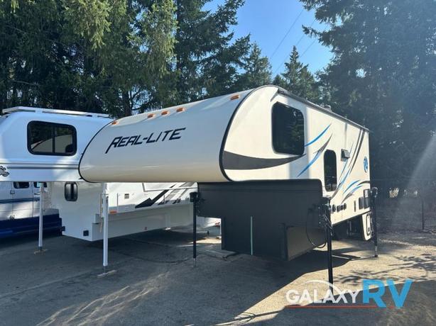 Used 2016 Palomino Real-Lite HS-1806 image 1