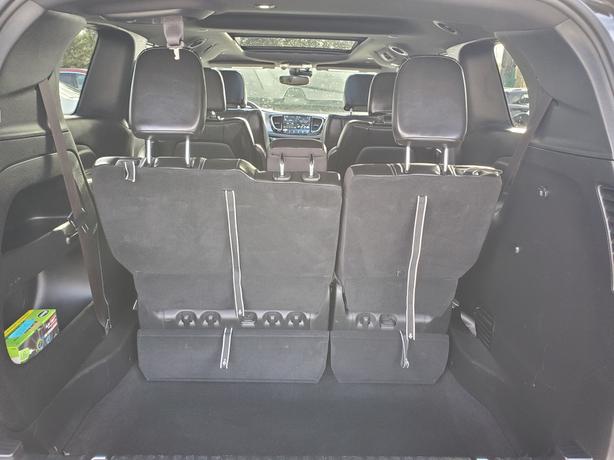 2023 Chrysler Pacifica Touring L AWD - No Accidents image 8