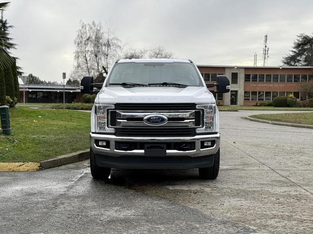 2019 Ford F-250 XLT Super Duty 4x4 Crew Cab image 3