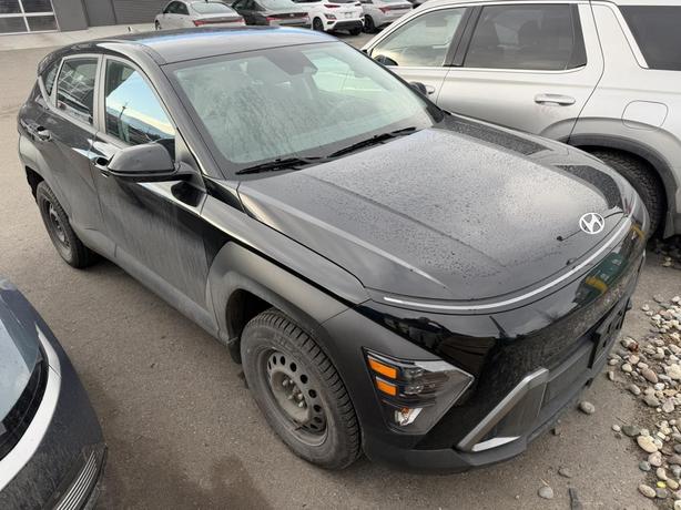 2025 Hyundai Kona Essential LOW KMS! NO ACCIDENT! ONE OWNER! image 1
