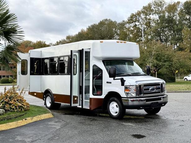 2014 Ford Econoline E450 14-Passenger Bus with Wheelchair Lift image 1