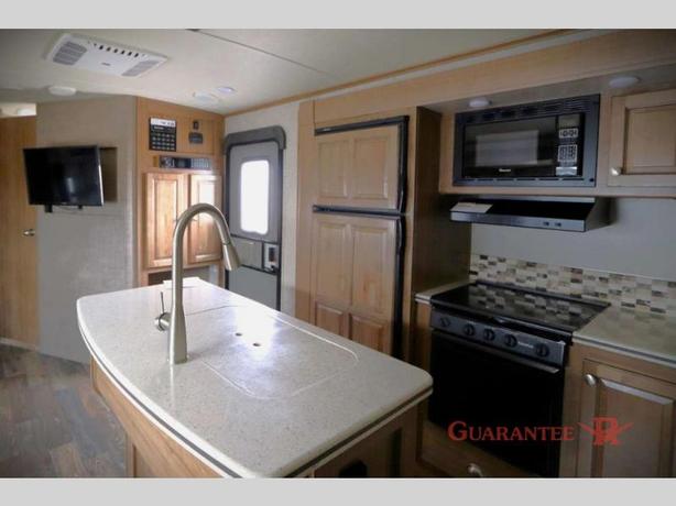 Used 2017 Forest River RV Rockwood Signature Ultra Lite 8327SS image 7