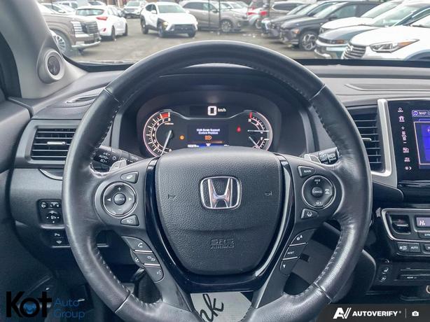 2017 Honda Pilot Touring PANORAMIC SUNROOF! LEATHER SEATING! POWER TAILGATE! image 7