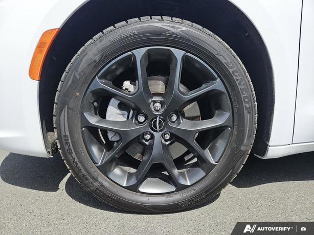 2024 Chrysler Pacifica Touring-L AWD | No Reported Accidents! clearance image 6