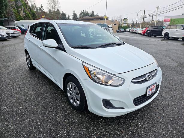 2015 Hyundai  Accent 5-Door GS image 1