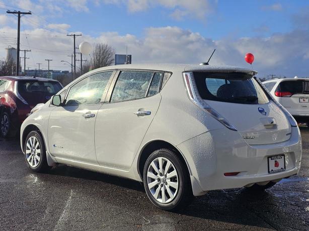 2015 Nissan LEAF 4dr HB S image 4