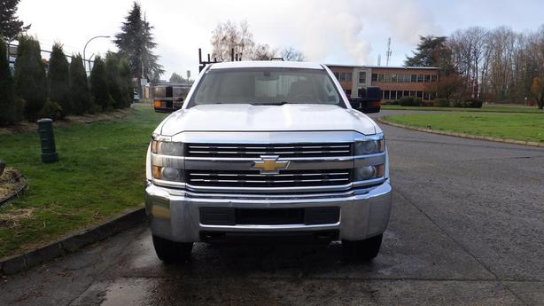 2016 Chevrolet Silverado 3500HD Crew Cab 4WD Service Truck image 3