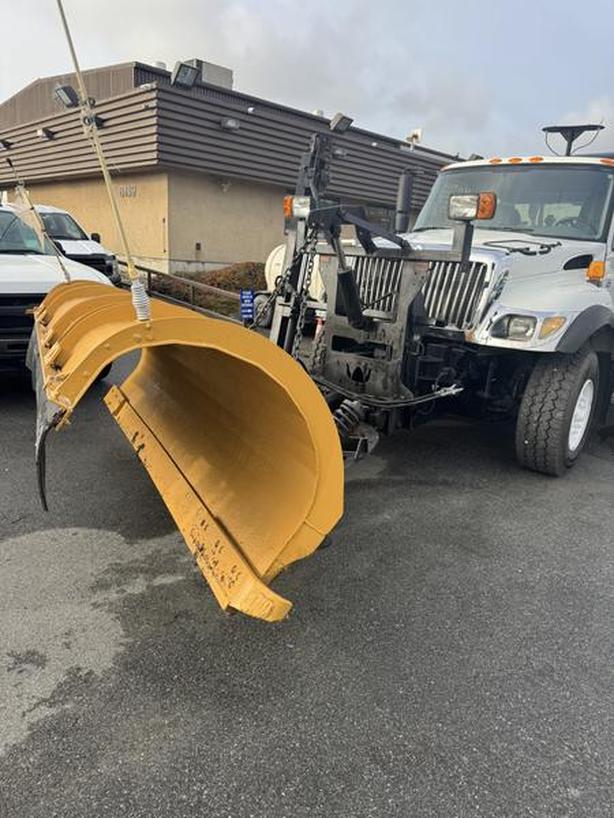2007 International 7300 Dump Truck With Plow and Spreader Diesel image 4