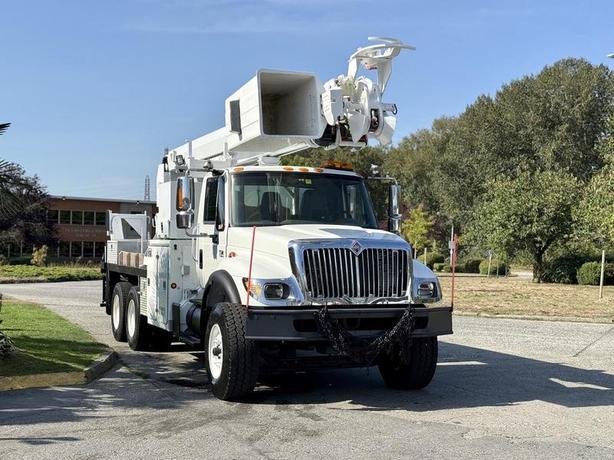 2006 International 7500 Diesel Altec Bucket Truck with Air Brakes image 2