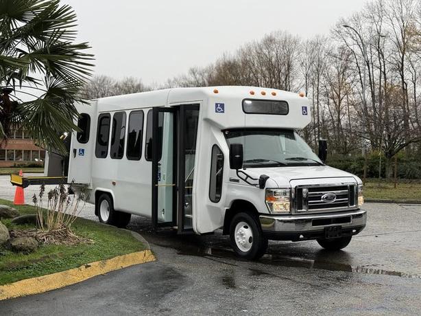 2017 Ford E450 19-Passenger Bus with Wheelchair Lift image 1