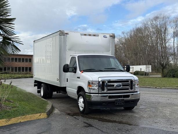 2022 Ford E-450 16 Foot Cube Van with Loading Ramp image 2