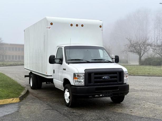 2019 Ford Econoline E-450 Super Duty 16-Foot Cube Van image 2