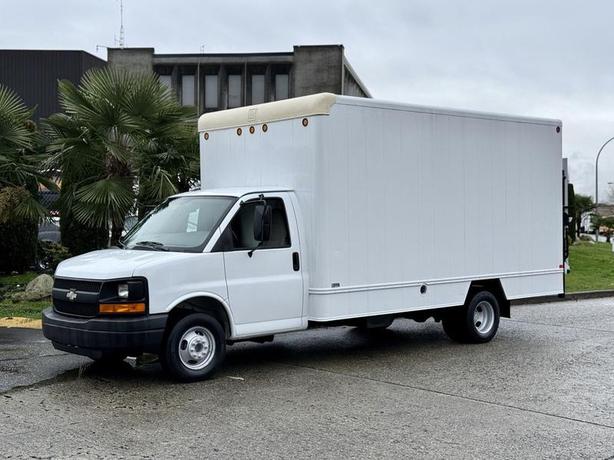 2008 Chevrolet Express 3500 16-Foot Cube Van with Power Tommy Lift Gate image 5