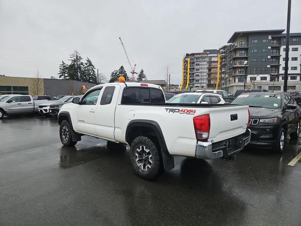 2017 Toyota Tacoma SR5 | Heated Seats | No Reported Accidents! image 4