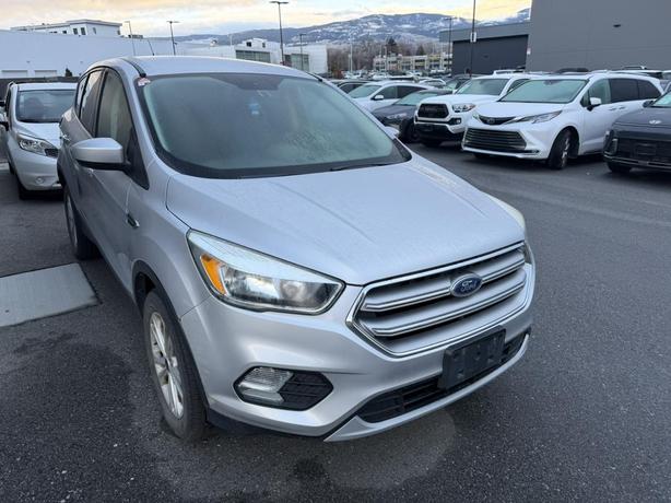 2017 Ford Escape SE BACKUP CAMERA! HEATED FRONT SEATS! KEYLESS ENTRY! image 1