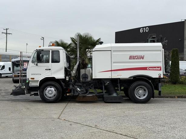 2009 UD Trucks UD 3300 Elgin Crosswind Regenerative Air Sweeper (Nissan Diesel C image 6