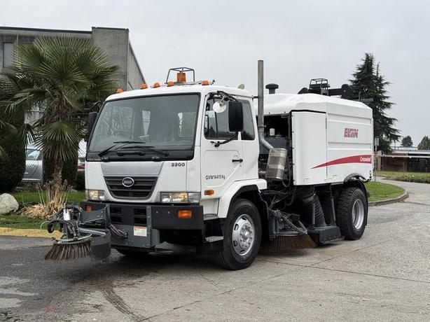2009 UD Trucks UD 3300 Elgin Crosswind Regenerative Air Sweeper (Nissan Diesel C image 4
