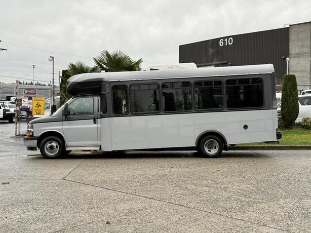 2020 Chevrolet Express 4500 22-Passenger Bus with Wheelchair Ramp image 6