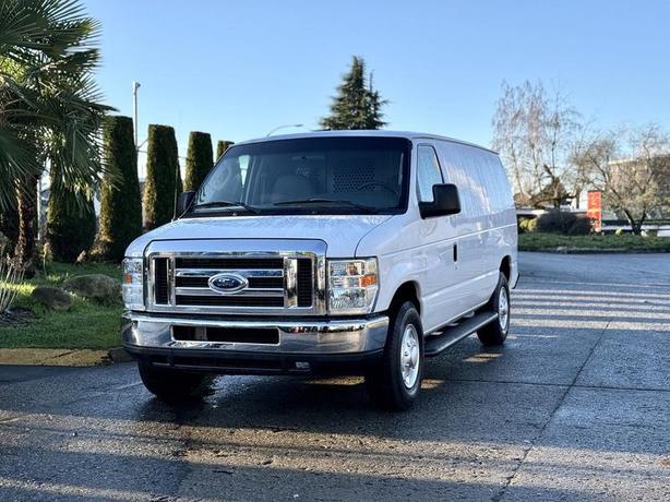 2008 Ford Econoline E-250 Super Duty Cargo Van image 4