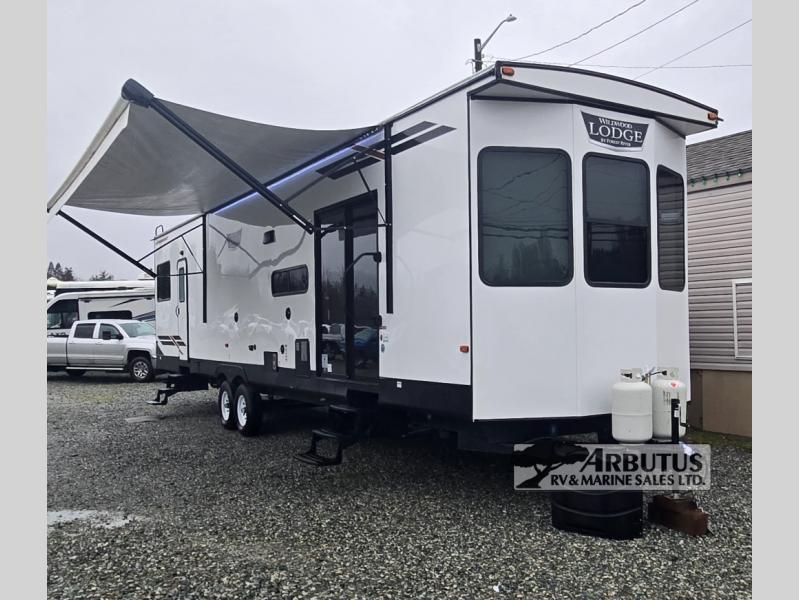 Used 2022 Forest River RV Wildwood Lodge 40FDEN display photo