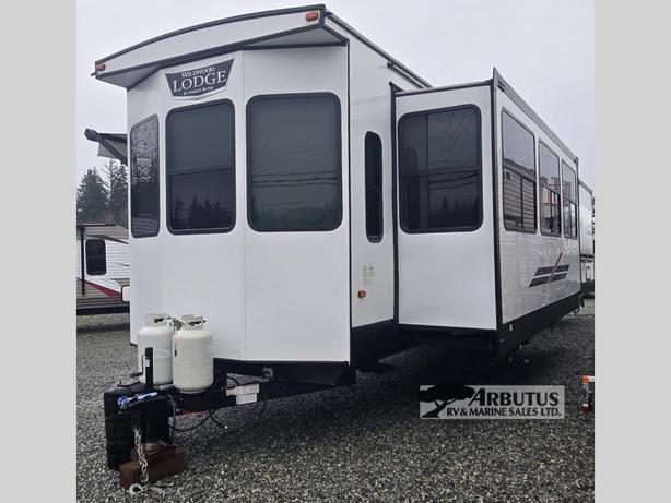 Used 2022 Forest River RV Wildwood Lodge 40FDEN image 2