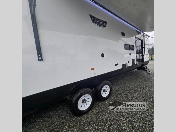 Used 2022 Forest River RV Wildwood Lodge 40FDEN image 5